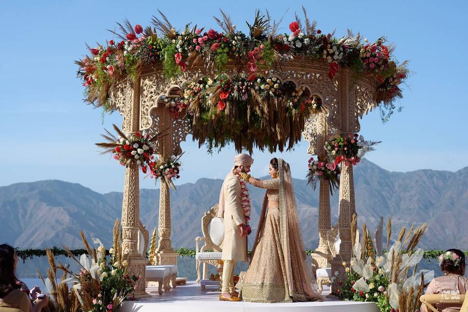 Scenic hill station wedding venue with breathtaking views and beautiful decor by Gaur Wedding Decor.